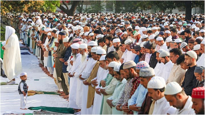 Eid 2024 In Jammu-Kashmir: जम्मू-कश्मीर में बुधवार (10 अप्रैल) को हर्ष और उल्लास के साथ ईद मनाई जा रही है. हजरतबल में बड़ी संख्या में लोगों ने नमाज अदा की. महबूबा मुफ्ती ने भी नमाज अदा की.