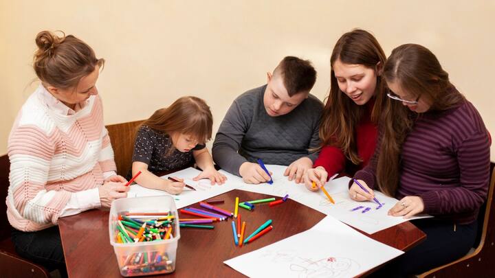 सकारात्मकता को बढ़ावा दें: बच्चों को सिखाएं कि हर नकारात्मक स्थिति में कुछ सकारात्मक ढूंढना जरूरी है. इससे उन्हें आगे बढ़ने की प्रेरणा मिलेगी.