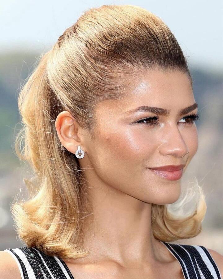 Zendaya's fashion didn't stop here, she also kept her makeup simple and glowing.  Along with contouring the cheeks, applied blush and highlighter.  At the same time, she defined her eyes with heavy mascara and eyeliner along with light pink lip shade.