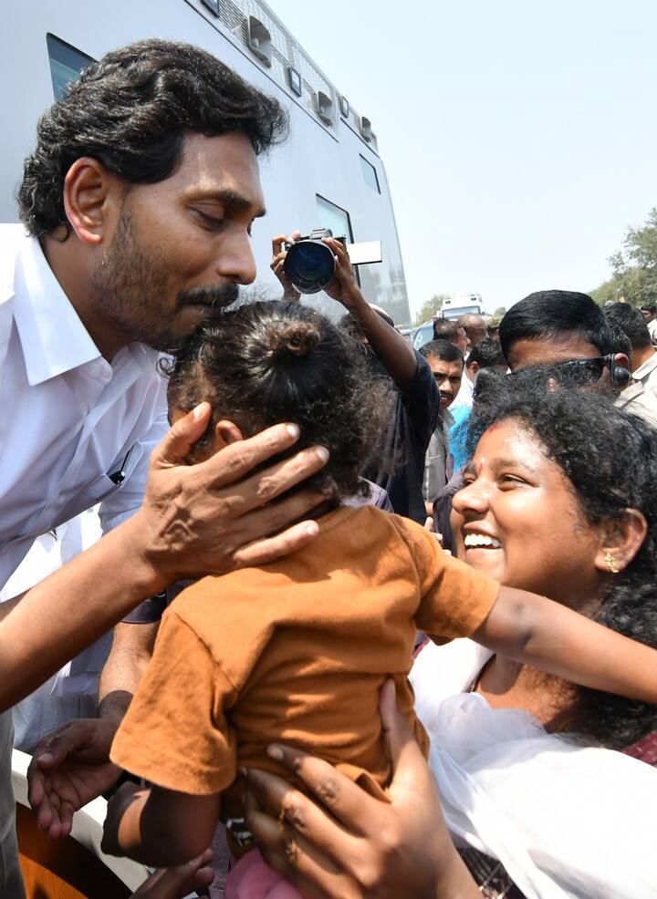 స్కూల్‌ విద్యార్థుల నుంచి వృద్ధుల వరకు జై జగన్‌ జై జగన్ అంటూ నినాదాలు చేశారు.