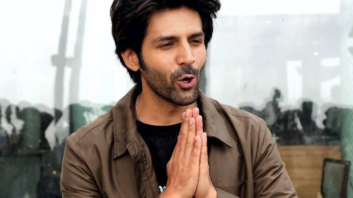 'ভুল ভুলাইয়া ৩' ছবির শ্যুটিংয়ের জন্য আবার কলকাতায় এলেন রুহ বাবা ওরফে কার্তিক আরিয়ান। বিমানবন্দরে পা রাখতেই তাঁকে ঘিরে ভক্তদের ভিড় উপচে পড়ে। মঙ্গলবার সকালেই শহরে এসে শ্যুটিং সেরে নিলেন কার্তিক আরিয়ান। কয়েকদিন থাকবেন এই শহরে। ছবি- পিটিআই