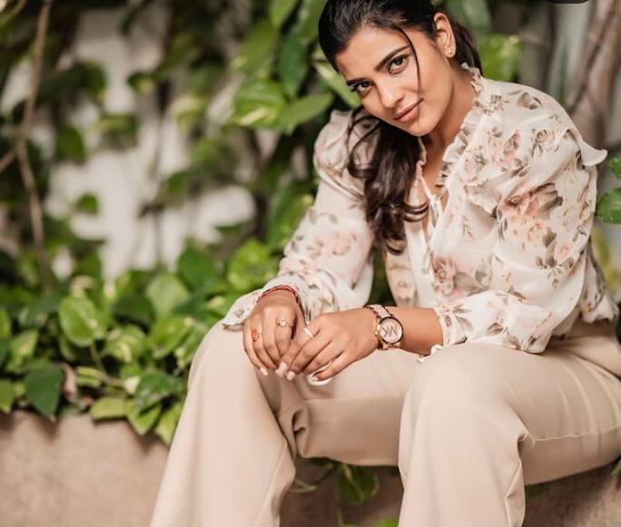 தற்போது வெஸ்டர்ன் உடையில் ஸ்டைலாக போஸ் கொடுக்கும் புகைப்படங்களை பகிர்ந்துள்ளார்.