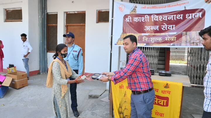 वहीं दूसरी तरफ काशी विश्वनाथ धाम पहुंचने वाले श्रद्धालुओं के लिए प्रसाद रूपी खीर का भी वितरण हुआ.