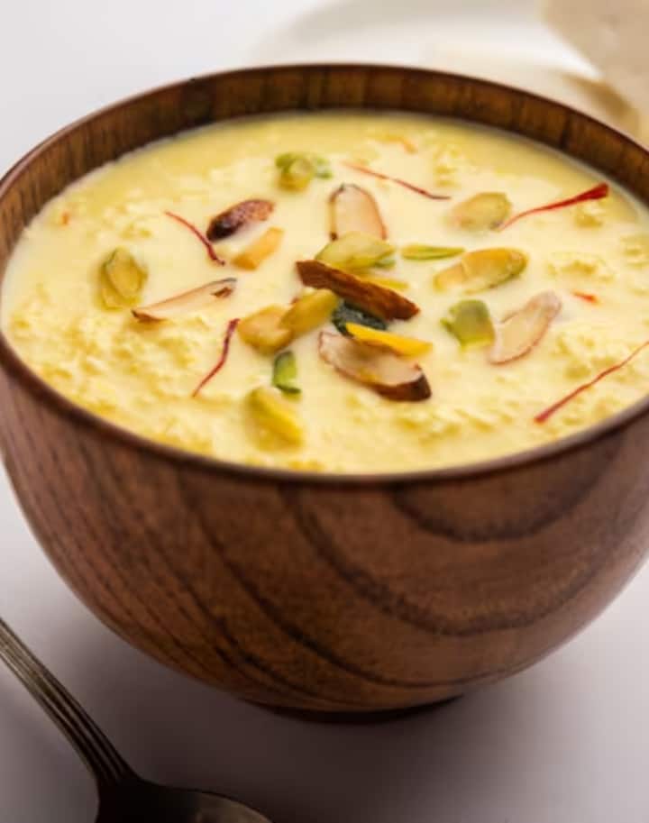 मीठाई ईद उत्सव का सबसे महत्वपूर्ण व्यंजन है, जो घी में भुनी हुई सेवई, दूध, चीनी और सूखे मेवों से बनाया जाता है.