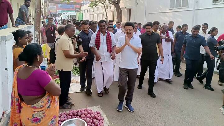 Lok Sabha Election 2024: Chief Minister M.K. Stalin oday went on foot in Theni farmers market area to collect votes - TNN தேனி உழவர் சந்தையில் வாக்கு சேகரித்த முதல்வர் ஸ்டாலின்; செல்ஃபி எடுத்து மகிழ்ந்த மக்கள்