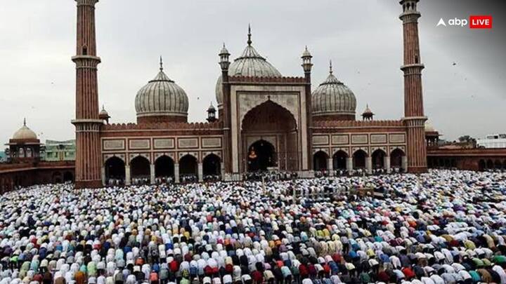 Eid 2024: मीठी ईद के नाम से मशहूर ईद-उल-फितर को दिल्ली से लेकर तमिलनाडु तक लोग मना रहे हैं. सभी एक-दूसरे से गले मिलकर इसकी बधाई दे रहे हैं. सुबह मस्जिदों में नमाज अदा की गई.