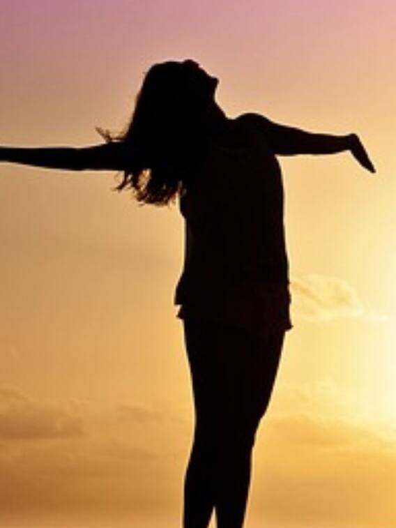 10 हजार फीट से गिरकर कैसे जिंदा बच गई थी ये लड़की?