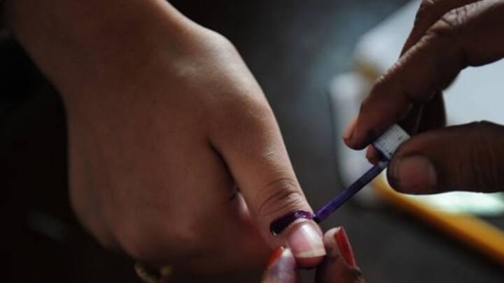 अगर आपके क्षेत्र में कोई आपको वोट डालने से रोक सकता रोकता है. या फिर आपके वोट डालने में बाधा पहुंचाई जा रही है. तो फिर आप उसकी शिकायत कर सकते हैं.