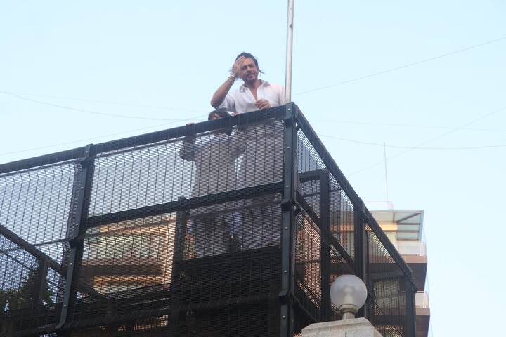 यावर्षीही त्याने बाल्कनीतून चाहत्यांना शुभेच्छा देण्याची संधी सोडलेली नाही.