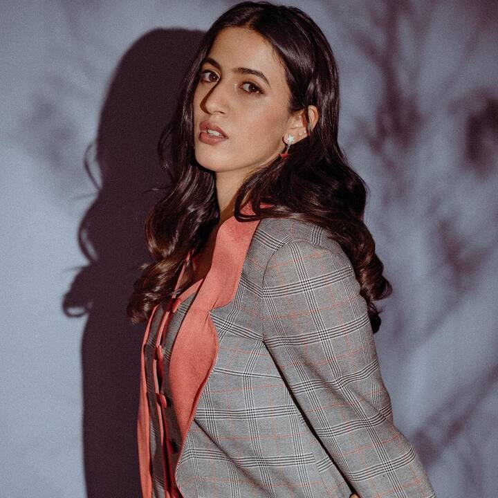 తన ఫోటోషూట్లను కూడా సోషల్ మీడియాలో షేర్ చేస్తూ ఉంటుంది. తాజాగా గ్రే, ఆరెంజ్ కలర్ డ్రెస్లో ఫోటోషూట్ చేసింది. (Images Source: Instagram/Niharika Konidela)