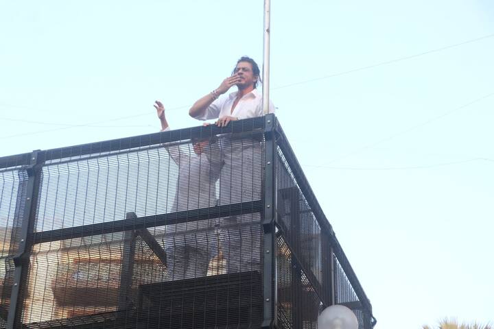 शारुखने ईद मुबारक म्हणत सर्वांना शुभेच्छा दिल्या आहेत.