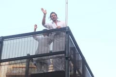 Shah Rukh Khan Greets His Fan On Eid From Mannat In His Signature Style - See Pics