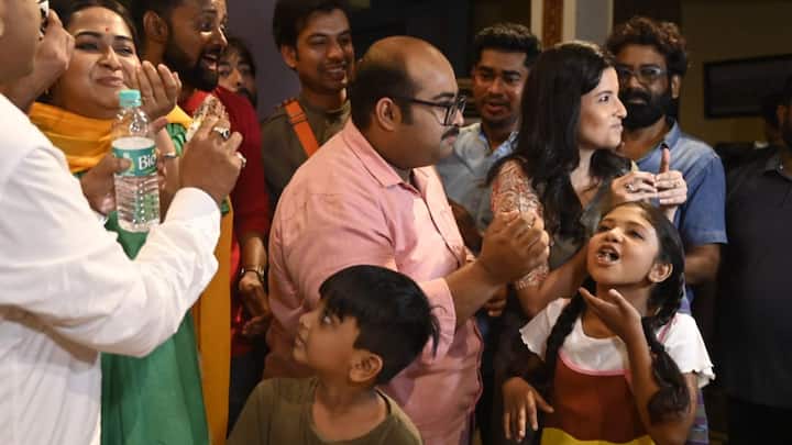 হৈ হৈ করে কাটা হয় কেক, একে অপরের মুখে কেক তুলে দেওয়ার মাঝেই খুনসুটি, সবটাই ধরা পড়ল ক্যামেরায়।