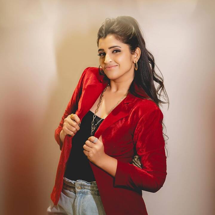 వీలుచిక్కినప్పుడల్లా డ్యాన్స్లో షోలోనూ పర్పార్మ్ చేస్తుంది. మరోవైపు సోషల్ మీడియాలోనూ ఫుల్ యాక్టింగ్ ఉంటుంది. తరచూ తన ఫోటోలు షేర్ చేస్తూ ఉంటుంది.