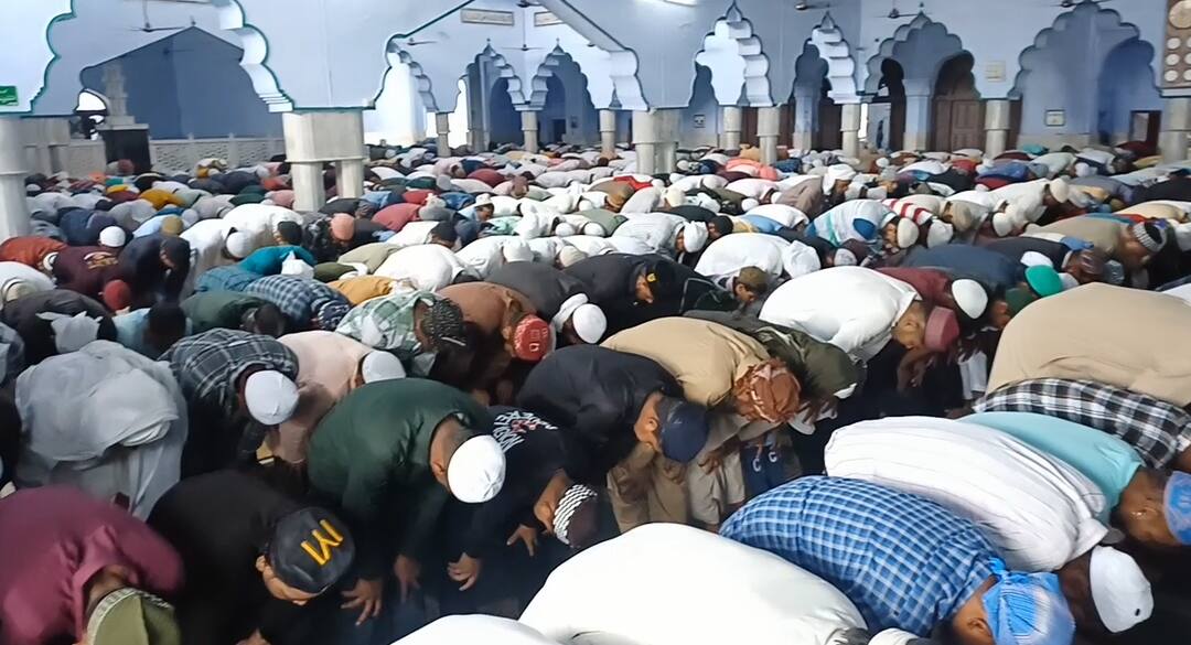 Eid celebrates in sri fatehgarh sahib Sri fatehgarh sahib: ਮੁਸਲਿਮ ਭਾਈਚਾਰੇ ਦੇ ਲੋਕਾਂ ਨੇ ਨਮਾਜ਼ ਅਦਾ ਕਰਕੇ ਮਨਾਈ ਈਦ, ਇੱਕ-ਦੂਜੇ ਨੂੰ ਦਿੱਤੀਆਂ ਮੁਬਾਰਕਾਂ