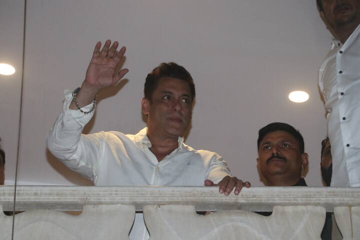 घर की बालकनी में आकर पहले सलमान खान ने अपने फैंस को हैलो बोला. एक्टर के साथ इस दौरान उनके पिता सलीम खान भी नजर आए.