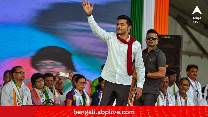 হাইভোল্টেজ কেন্দ্র ডায়মন্ড হারবার। যেখানে লড়ছেন স্বয়ং তৃণমূলের সেনাপতি অভিষেক বন্দ্যোপাধ্যায়।বামেদের প্রার্থী প্রতীক উর রহমান। ISF -এর প্রার্থী মজনু লস্কর। এই কেন্দ্রে এখনও প্রার্থী ঘোষণা করেনি বিজেপি। সম্ভাব্য জয়ী অভিষেক বন্দ্যোপাধ্যায়। (ছবি:PTI)