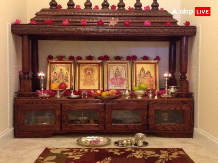 नवरात्रि के दौरान हमें घर और पूजा स्थान के आस-पास गंदगी नहीं करनी चाहिए. ऐसा माना जाता है नवरात्रि के दौरान मां दुर्गा हमारे घर आती है. इसीलिए इस दौरान सफाई रखें.