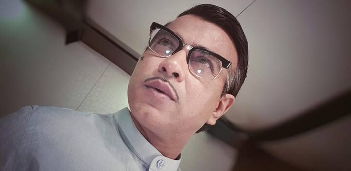 সামনেই লোকসভা ভোট, কাজেই সরগরম রাজনীতির ময়দান। ভোটে লড়ার টিকিট তিনি পাননি বটে, আপাতত 'ময়দান'-এ তাঁকে দেখতেই টিকিট কিনছেন দর্শক!