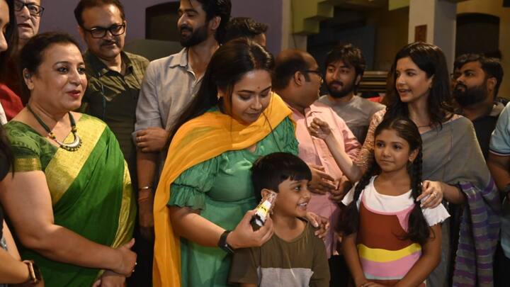 এদিন পুরো টিম একসঙ্গেই সারেন দুপুরের খাওয়া দাওয়া। আনন্দের আবহাওয়া ছিল এদিন 'সোহাগ চাঁদ'-এর সেটে।