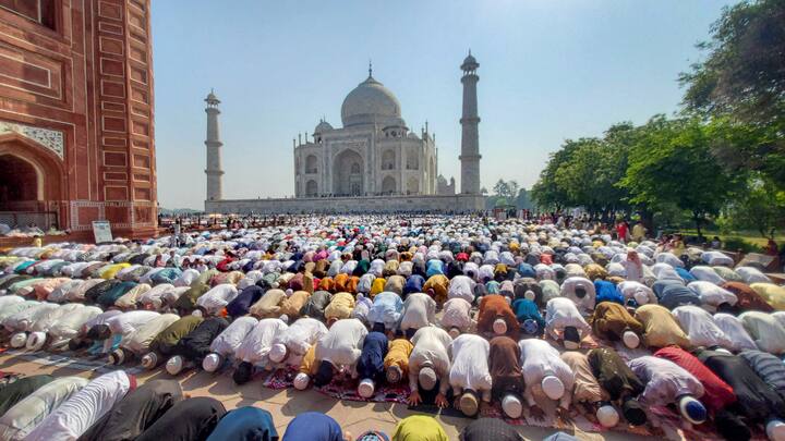 Muslim devotees offer 'namaz' on the occasion of Eid-al-Fitr festival, near Taj Mahal, in Agra. (Image Source: PTI)