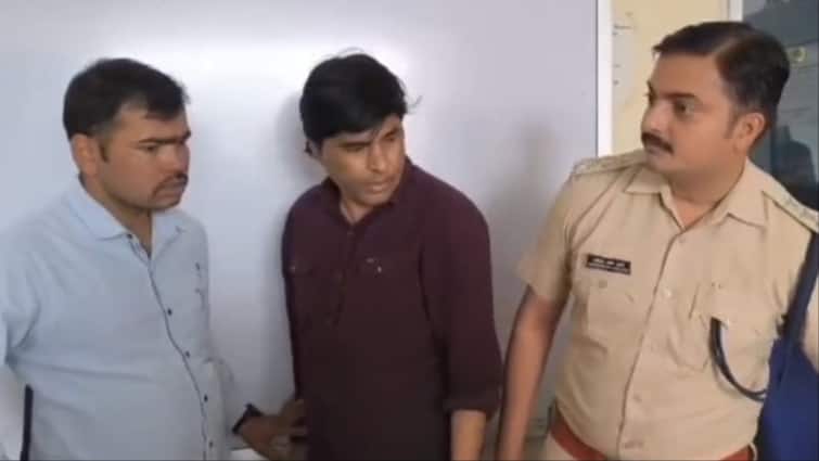 Coaching operator who raped women in the name of teaching English arrested in Ratlam ann इंग्लिश सिखाने के नाम पर महिलाओं से छेड़छाड़ करने वाला कोचिंग टीचर गिरफ्तार, कई वीडियो बरामद