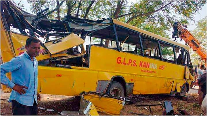 Haryana School Bus Accident: महेंद्रगढ़ के कनीना में एक निजी स्कूल के बस के पलट जाने से पांच छात्रों की मौत हो गई. इस घटना में 15 बच्चे घायल हुए हैं. घायल बच्चों को निहाल अस्पताल में भर्ती कराया गया.