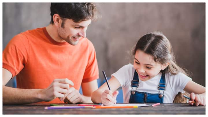 दोस्त बनाना: उन्हें दूसरे बच्चों के साथ खेलने का मौका दें ताकि वे सामाजिक हो सकें. पार्क या क्लास में ले जाएं जहां वे दूसरे बच्चों से मिल सकें.