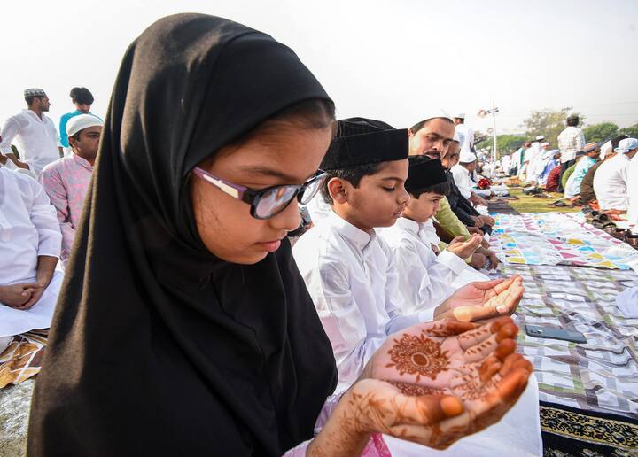 Muslim children offer 'namaz' during Eid-al-Fitr celebrations, at the historical Gandhi Maidan, in Patna. (Image Source: PTI)