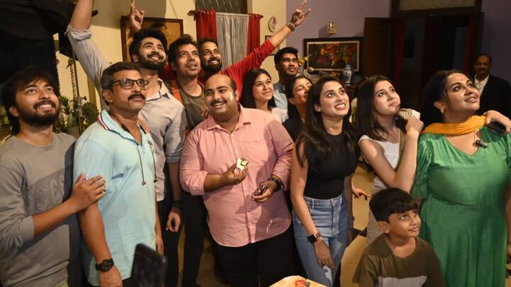 এই বিশেষ দিনটিকে স্মরণীয় করে রাখতে 'সোহাগ চাঁদ' টিম এক বিশেষ আয়োজন করেছিল। ধারাবাহিকের পুরো স্টারকাস্ট হাজির হন সেটে।