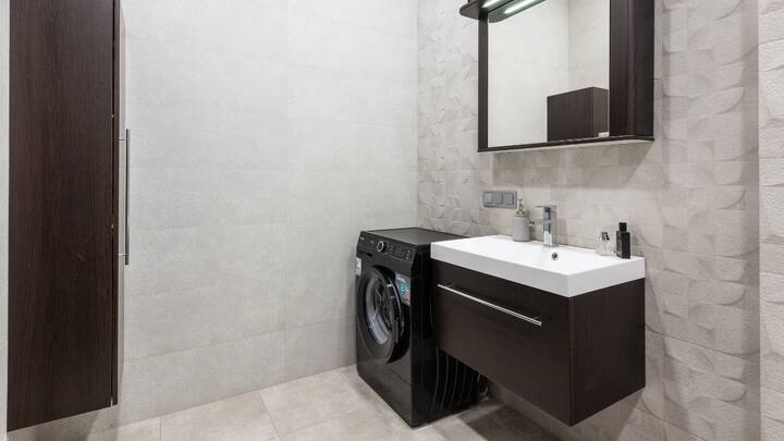 वहीं वाशिंग मशीन की बात करें तो इसे ज्यादातर लोग बाथरूम में रखते हैं. हालांकि, ऐसा करना वाशिंग मशीन के लिए ठीक नहीं है.