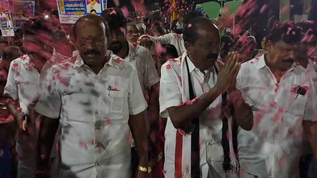 Kanchipuram Parliamentary Constituency candidate asking for votes for the double leaf symbol presenting AIADMK's election manifesto இரவு நேரத்திலும் தொடரும் தீவிர பிரச்சாரம்..! காத்திருந்து வரவேற்பு கொடுக்கும் நிர்வாகிகள் ..!
