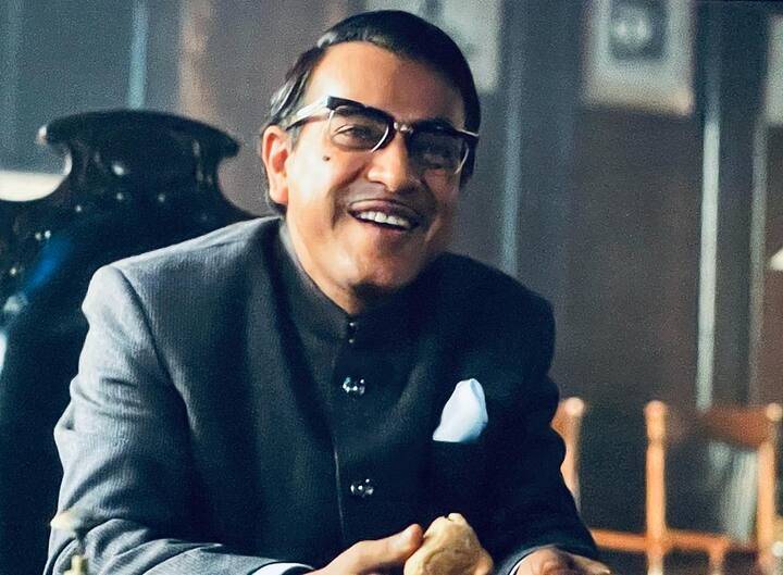 রুদ্রনীল বলছেন, 'একসময়ে রুদ্রনীল বলেছিলেন, তিনি নাকি টলিউডে কাজ করার সুযোগ পাচ্ছেন না। কিন্তু টলিউডে কাজের সুযোগ না পেয়ে যদি বলিউডে যেতে হয়, তা কি শাপে বর নয়? রুদ্রনীল বলছেন, 'সাপে বর না সাপে পাইথন তা আমি জানি না। তবে একটা কথা আমি সবসময়ে বলে এসেছি, শুধু সিনেমা নয়, থিয়েটারের ক্ষেত্রেও অনেক স্বৈরাচারী বিষয় চলছে। সেটা বন্ধ হয়ে গিয়ে যোগ্যরা সুযোগ পাক। মুম্বইতেও বহু মানুষ বহু রাজনৈতিক মত-পথকে পছন্দ করেন। তবে তার প্রভাব কাজে পড়তে দেন না। কূপমন্ডুকতা একটা ইন্ডাস্ট্রিকেই পিছিয়ে দেয় কেবল।'