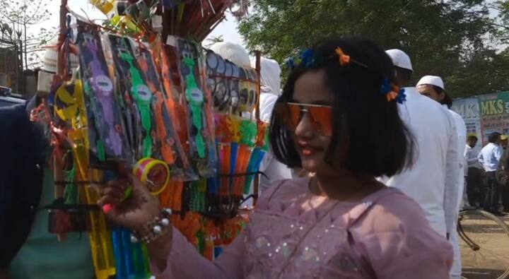 जाफरा बाज़ार स्थित सब्जपोश हाउस मस्जिद में बाद नमाज ईद-उल-फित्र काबा शरीफ का गिलाफ, पैग़ंबरे इस्लाम  हज़रत मुहम्मद सल्लल्लाहु अलैहि वसल्लम के कदमों का निशान व इराक स्थित हजरत गौसे आज़म रहमतुल्लाह अलैह के मजार की ईट सलातो-सलाम के बीच जियारत कराई गई.