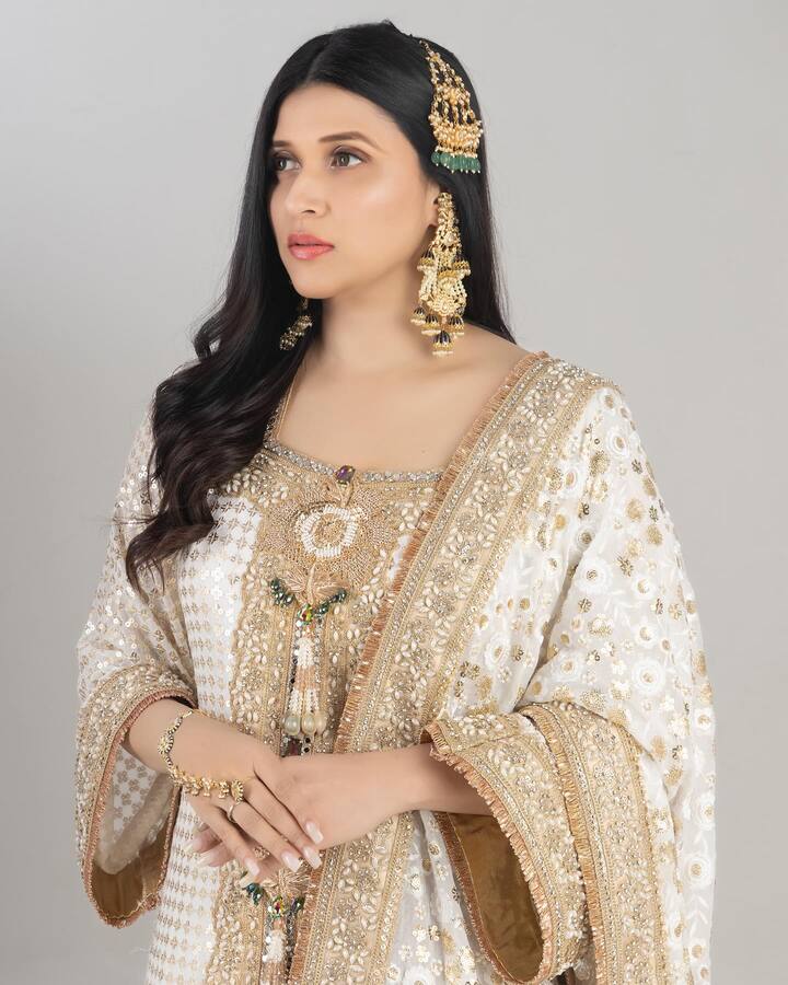 याशिवाय तिने आउटफिटनुसार मेकअपही निवडला आहे.