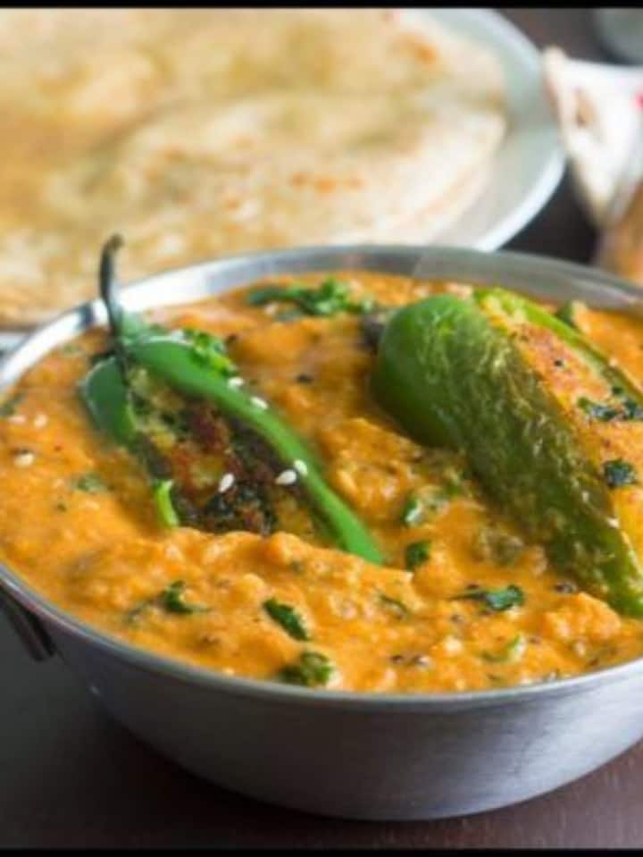 हैदराबादी व्यंजन की यह मसालेदार करी अपने अनोखे देहाती स्वाद के लिए जानी जाती है. मिर्चों को सावधानीपूर्वक नरम होने तक भून लिया जाता है, फिर मूंगफली, तिल और इमली से बनी समृद्ध चटनी में पकाया जाता है.