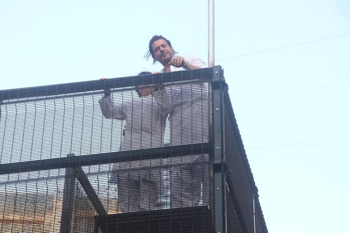 त्याला पाहिल्यानंतर चाहतेही आनंदी झालेले पाहायला मिळाले.