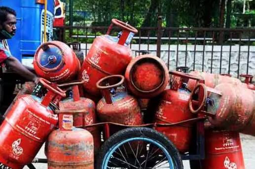 Gas Cylinder Without Connection: ਅਕਸਰ ਲੋਕਾਂ ਦੇ ਮਨ ਚ ਇਹ ਸਵਾਲ ਆਉਂਦਾ ਹੈ ਕਿ ਕੀ ਗੈਸ ਕਨੈਕਸ਼ਨ ਲਏ ਬਿਨਾਂ ਗੈਸ ਏਜੰਸੀ ਤੋਂ ਸਿਲੰਡਰ ਖਰੀਦਿਆ ਜਾ ਸਕਦਾ ਹੈ? ਆਓ ਜਾਣਦੇ ਹਾਂ ਕਿ ਗੈਸ ਕੁਨੈਕਸ਼ਨ ਤੋਂ ਬਿਨਾਂ ਸਿਲੰਡਰ ਮਿਲਦਾ ਹੈ ਜਾਂ ਨਹੀਂ।