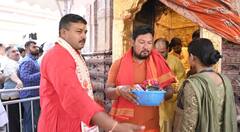 IN Pics: काशी विश्वनाथ में पुलिसकर्मी धोती-कुर्ता में आए नजर, गले में रुद्राक्ष और पटका, देखें तस्वीर