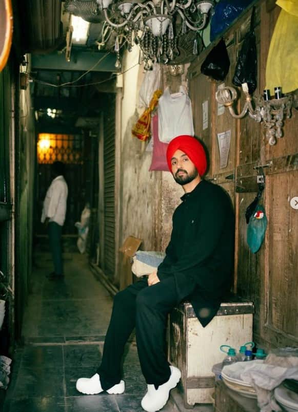 ਦੋਸਾਂਝਾਵਾਲੇ ਵੱਲੋਂ ਆਪਣੇ ਸੋਸ਼ਲ ਮੀਡੀਆ ਹੈਂਡਲ ਉੱਪਰ ਕਈ ਖਾਸ ਤਸਵੀਰਾਂ ਸ਼ੇਅਰ ਕੀਤੀਆਂ ਗਈਆਂ ਹਨ। ਇਨ੍ਹਾਂ ਤਸਵੀਰਾਂ ਨੇ ਪ੍ਰਸ਼ੰਸਕਾਂ ਦਾ ਧਿਆਨ ਆਪਣੇ ਵੱਲ ਖਿੱਚਿਆ ਹੈ।