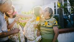 बच्चों के परवरिश के लिए ज्वाइंट फैमिली फायदेमंद है या नुकसानदायक, जानें एक्सपर्ट के अनुसार