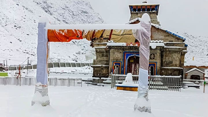 দ্বাদশ জ্যোর্তিলিঙ্গের চতুর্থ জ্যোর্তিলিঙ্গ হল হিমালয়ের দুর্গম ও প্রত্যন্ত অঞ্চলে অবস্থিত কেদারনাথ ধাম মন্দিরটি। অতিরিক্ত তুষারপাতের কারণে শীতকালে বন্ধ থাকে এই মন্দির।  ছবি সৌজন্য- পিটিআই