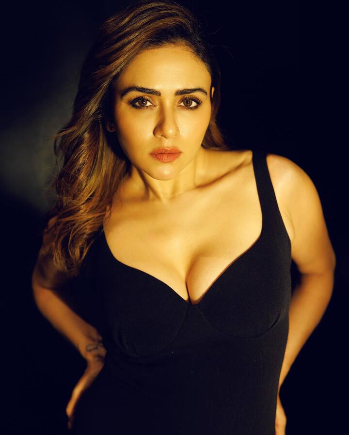 अभिनेत्री अमृता खानविलकरही सोशल मीडियावर चांगलीच अॅक्टिव्ह असते. अमृता आपले फोटो, नवीन प्रोजेक्टसबद्दलची माहिती चाहत्यांना देत असते.