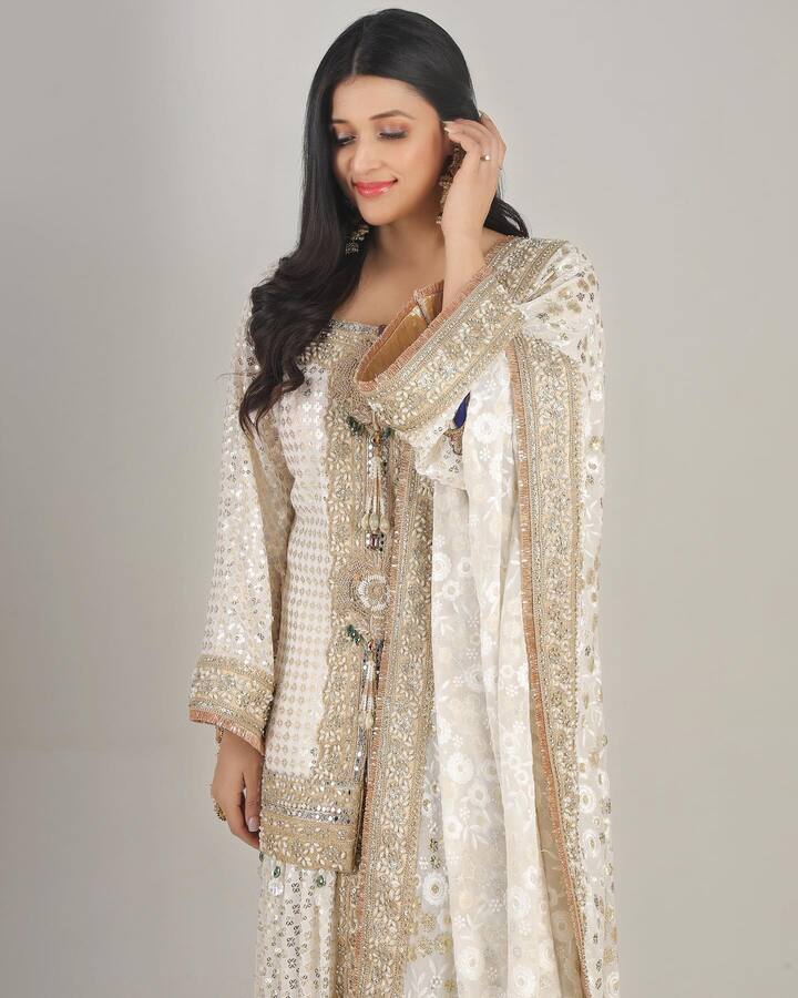 चला तर मनारा चोप्राचा लूक पाहुयात..