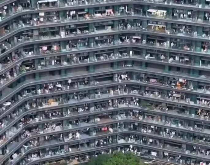 ਇਹ ਇਮਾਰਤ ਲਗਭਗ 206 ਮੀਟਰ ਉੱਚੀ ਹੈ ਅਤੇ ਇਸ ਦੀਆਂ 36 ਮੰਜ਼ਿਲਾਂ ਹਨ। ਸਭ ਤੋਂ ਖਾਸ ਗੱਲ ਇਹ ਹੈ ਕਿ ਇਸ ਇਮਾਰਤ ਦੇ ਅੰਦਰ ਹਰ ਤਰ੍ਹਾਂ ਦੀਆਂ ਸਹੂਲਤਾਂ ਉਪਲਬਧ ਹਨ, ਜਿਸ ਕਾਰਨ ਲੋਕਾਂ ਨੂੰ ਕਿਤੇ ਹੋਰ ਨਹੀਂ ਜਾਣਾ ਪੈਂਦਾ।