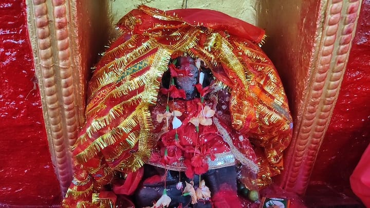 चैत्र नवरात्रि के मौके पर कुदरगढ़ में छत्तीसगढ़ ही नहीं अन्य प्रदेशों से भी लाखों की संख्या में श्रद्धालु पहुंचते है और मां बागेश्वरी के द्वार पर माथा टेककर मन्नत मांगते है. मान्यता है कि मां बागेश्वरी के दरबार में जो भी भक्त सच्चे दिल से मन्नत मांगता है तो उसकी मुराद पूरी होती है. सूरजपुर जिला मुख्यालय से 60 किलोमीटर दूर ओडगी ब्लॉक के कुदरगढ़ गांव में 1500 फीट की ऊंची पहाड़ की चोटी पर मां बागेश्वरी का धाम है.