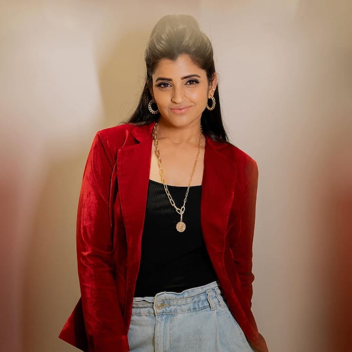 మరోవైపు సినిమాల ఈవెంట్స్, ప్రీ రిలీజ్ వేడుకలకు హోస్ట్ కూడా చేస్తూ ఉంటుంది. ఎలాంటి ఈవెంట్ అయినా తనదైన చలాకి మాటలతో ఆకట్టుకుంటుంది.