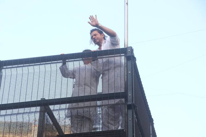 या व्हिडीओमध्ये तो त्यांच्या चाहत्यांचे स्वागत करताना दिसत आहे.