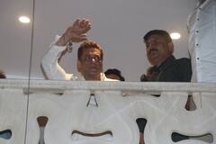 Salman Khan :  ईदच्या शुभेच्छा द्यायला सलमानच्या गॅलेक्सी अपार्टमेंट बाहेर तोबा गर्दी, पोलिसांना लाठीचार्ज करण्याची वेळ