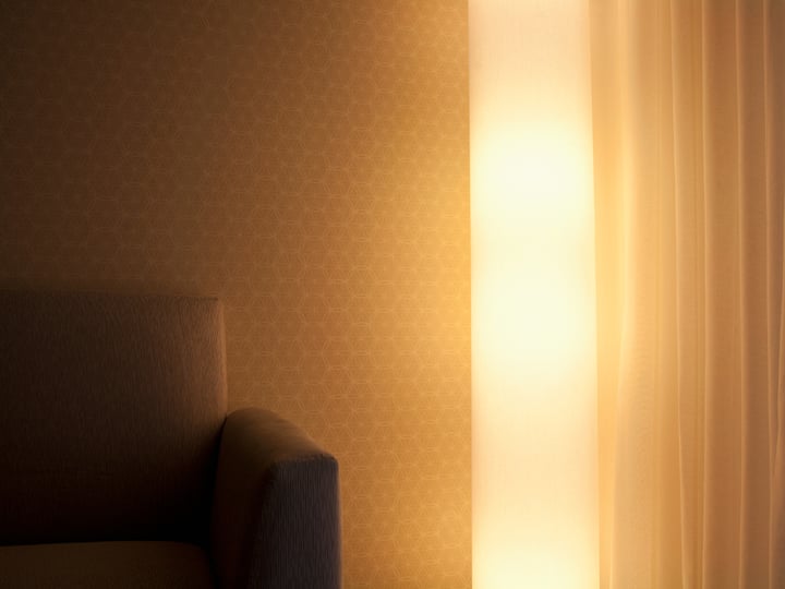 5. Warm Ambient Lighting: Set the mood with warm, ambient lighting that creates a soft and inviting atmosphere. Incorporate overhead fixtures, table lamps, floor lamps, and candles to illuminate your living room while offering customizable brightness levels with dimmer switches.(Image source: getty images)